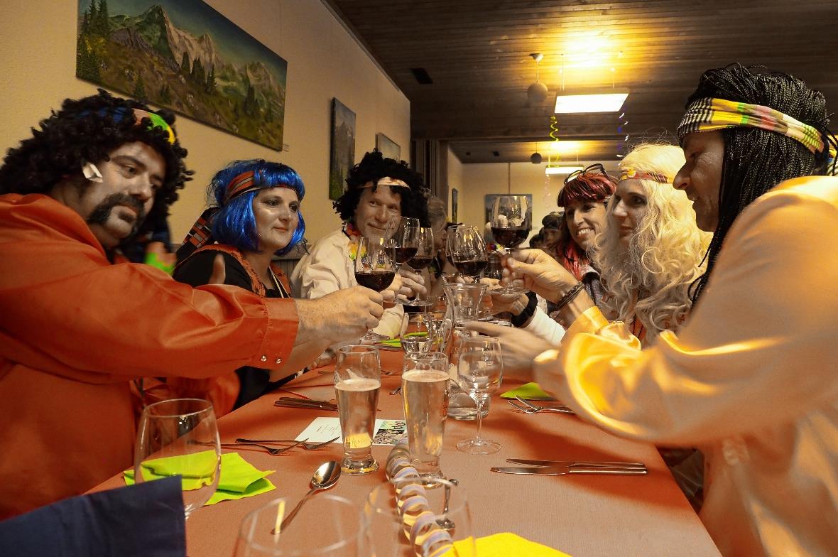 Einige kamen ganz Hippi-like und stiessen mit einem Glas Wein auf die damalige Z...