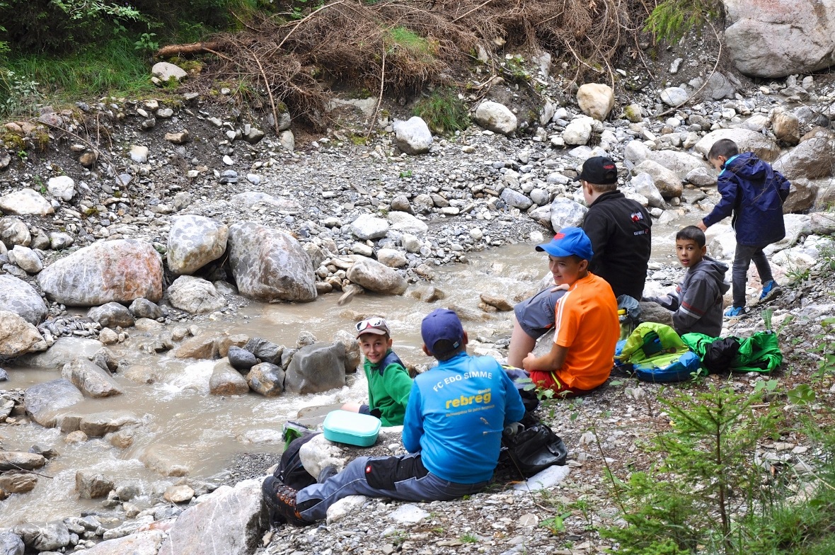Einige machen es sich am grossen Bach gemütlich.