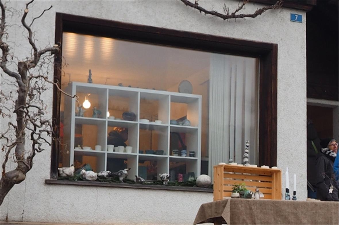 Einladender Eingangsbereich bei Margreth Blum, dekoriert mit vielfältigen Töpfer...