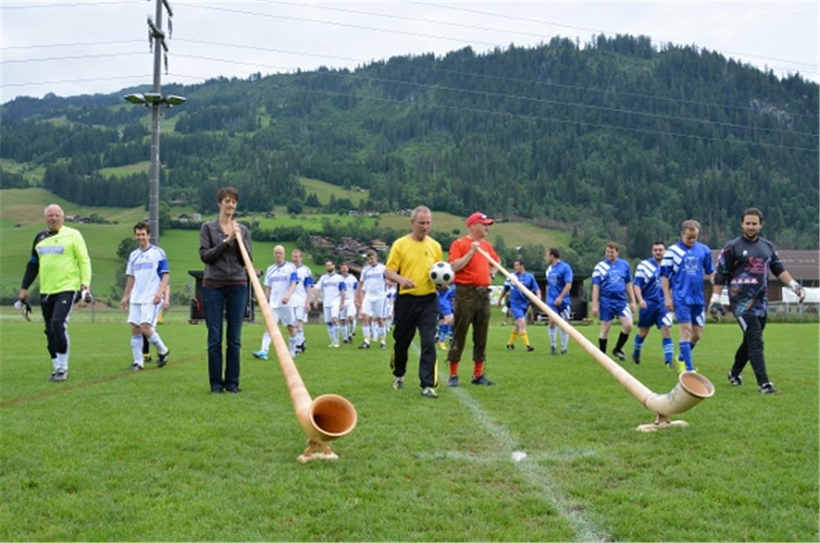 Einlauf vor dem Legendenspiel