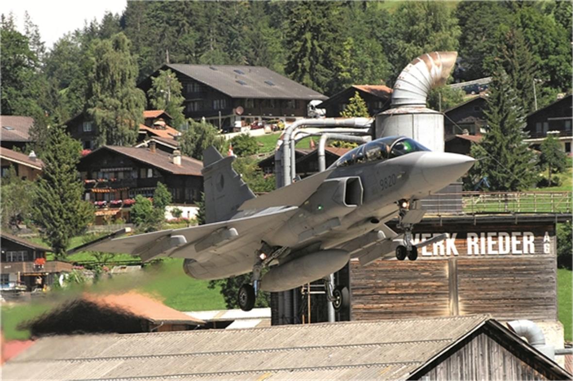 Einmalig: Ein Gripen aus Tschechien setzt zur Landung in St. Stephan an.