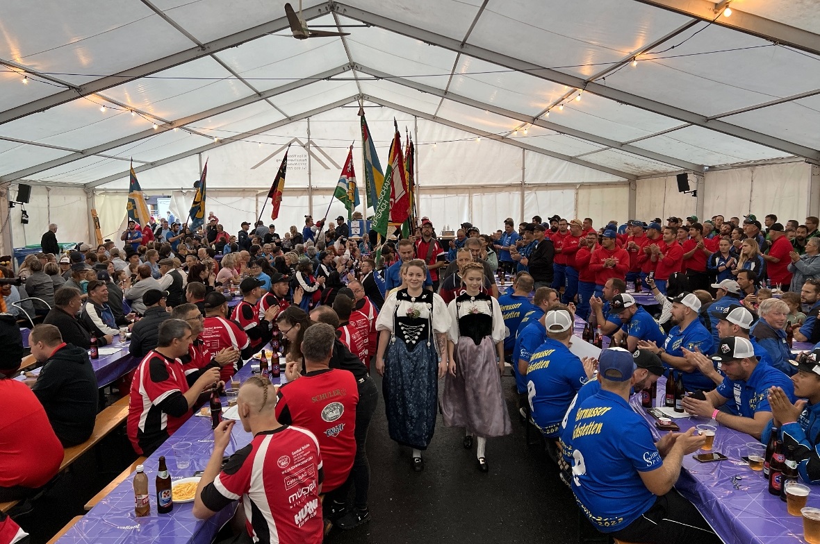 Einmarsch der Hornusser Mannschaften