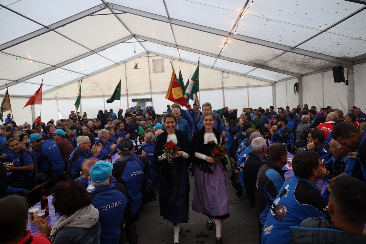 Einmarsch der Vereinsfahnen ins Festzelt.