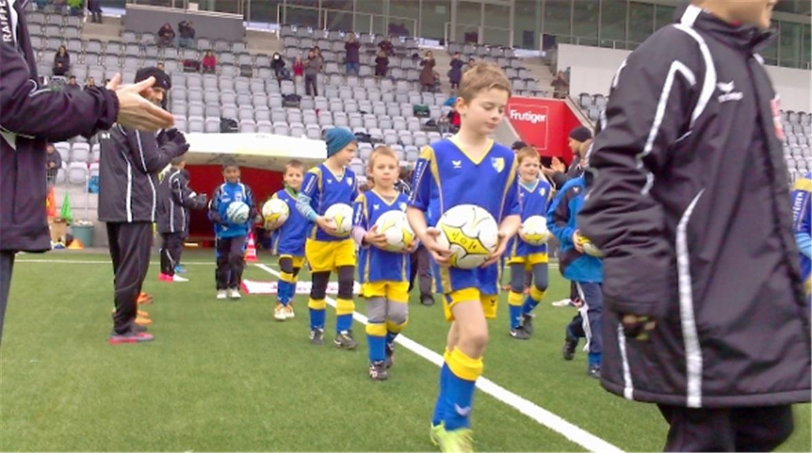 Einmarsch in die FCT-Arena unter dem Applaus von Eltern und Begleitern