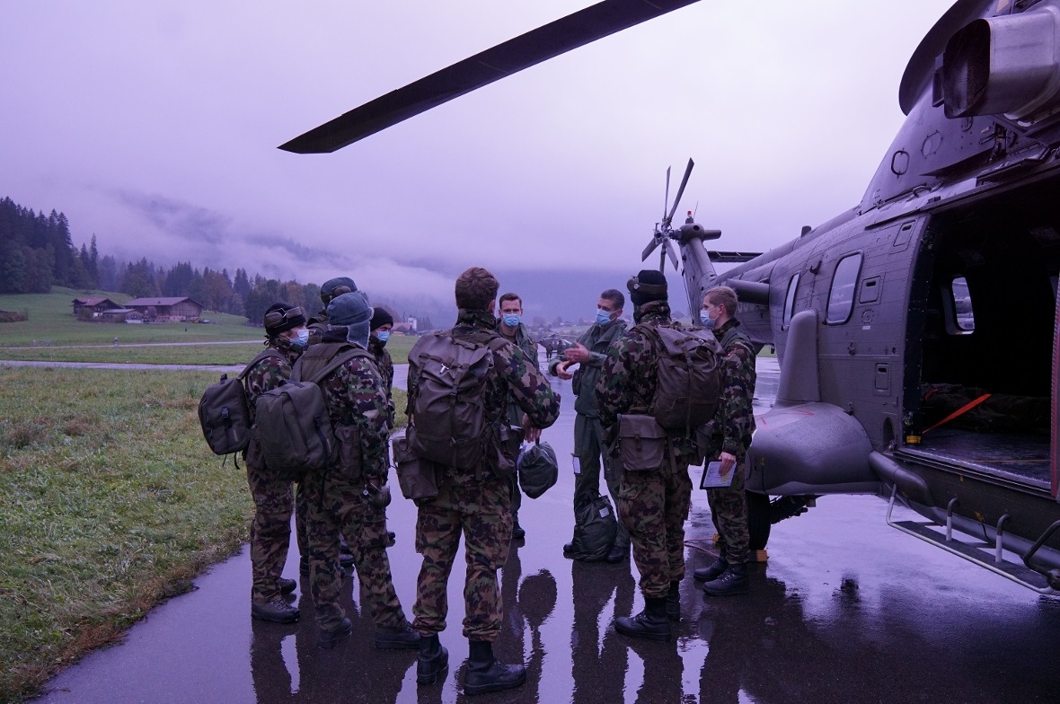 Einsatzbesprechung vor dem Start: Eine Gruppe Soldaten wird Richtung Zweisimmen ...