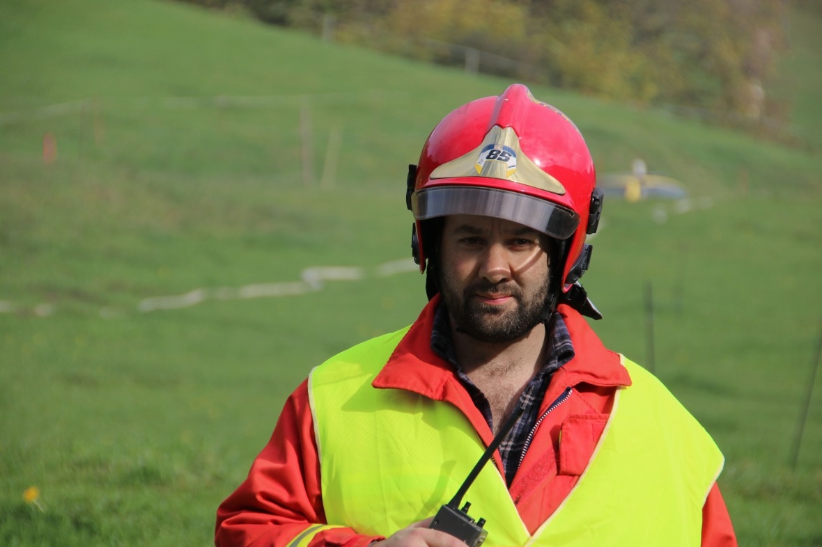 Einsatzleiter Leutnant Balz Gerber bei der Arbeit.