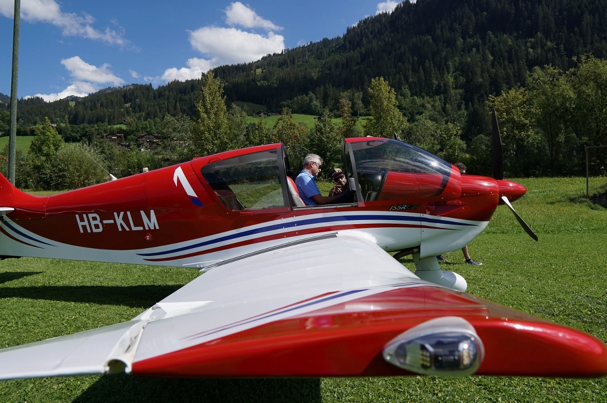 Einweisung am Flugzeug.