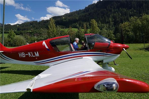 Einweisung am Flugzeug.