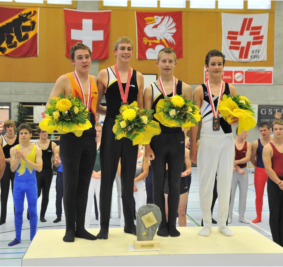 Turnerische Höchstleistungen und Hammer-Stimmung in der Sporthalle Einzel Kategorie 5: 2. Jonas Kölliker, Kaufleute Solothurn; 1. Basil Baumgartner, STV Wettingen; 3. Simon Müller, STV Wettingen und Mario Baumann, TSV Salto Wattwil (von links).