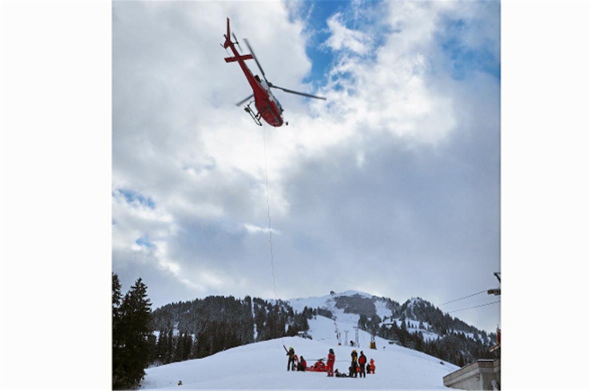 Einzeln werden die Rettungsspezialisten Helikopter des SAC mit dem Helikopter au...