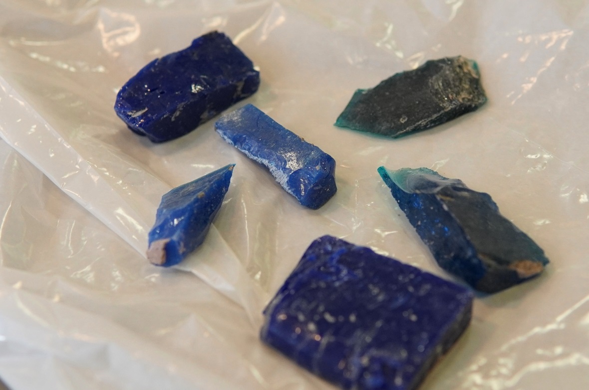 Einzelne Steine aus dem Mosaik. Gerber verwendete gefärbtes Glas, aber auch Natu...