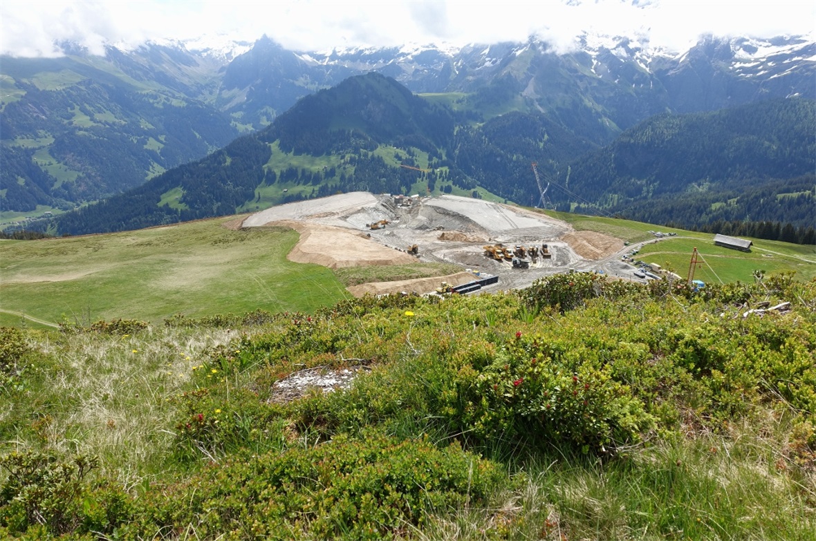 Einzigartiger Blick von der Aussichtsplattform auf die imposante Speichersee-Baustelle.