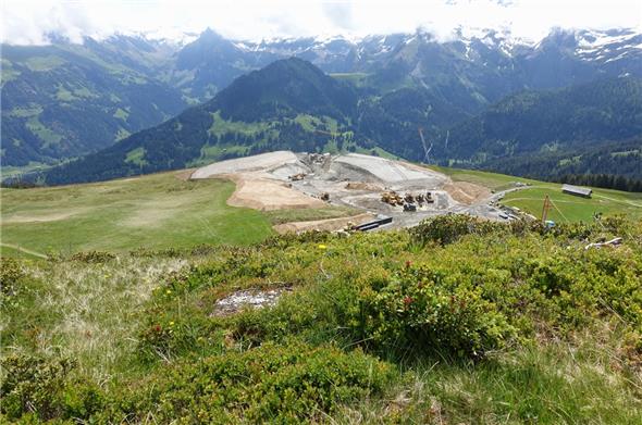 Einzigartiger Blick von der Aussichtsplattform auf die imposante Speichersee-Baustelle.