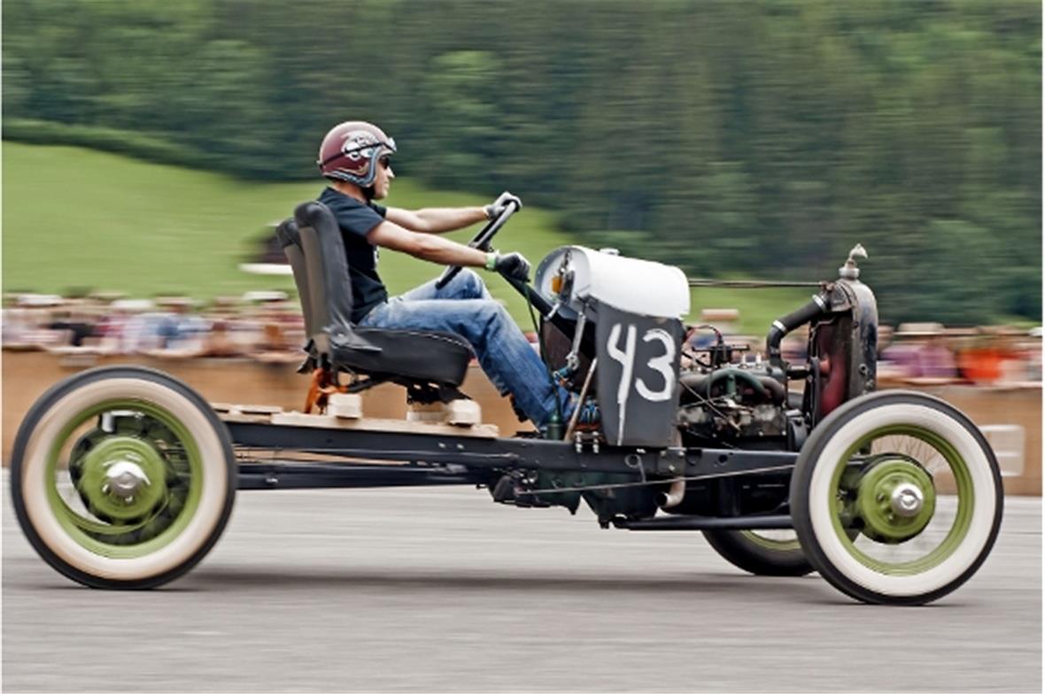 Einzigartiges Highlight am Hangar Rockin’ in St. Stephan: «18 Mile Old Style Hot Rod & Motorbike Show Race & Scooter Run»