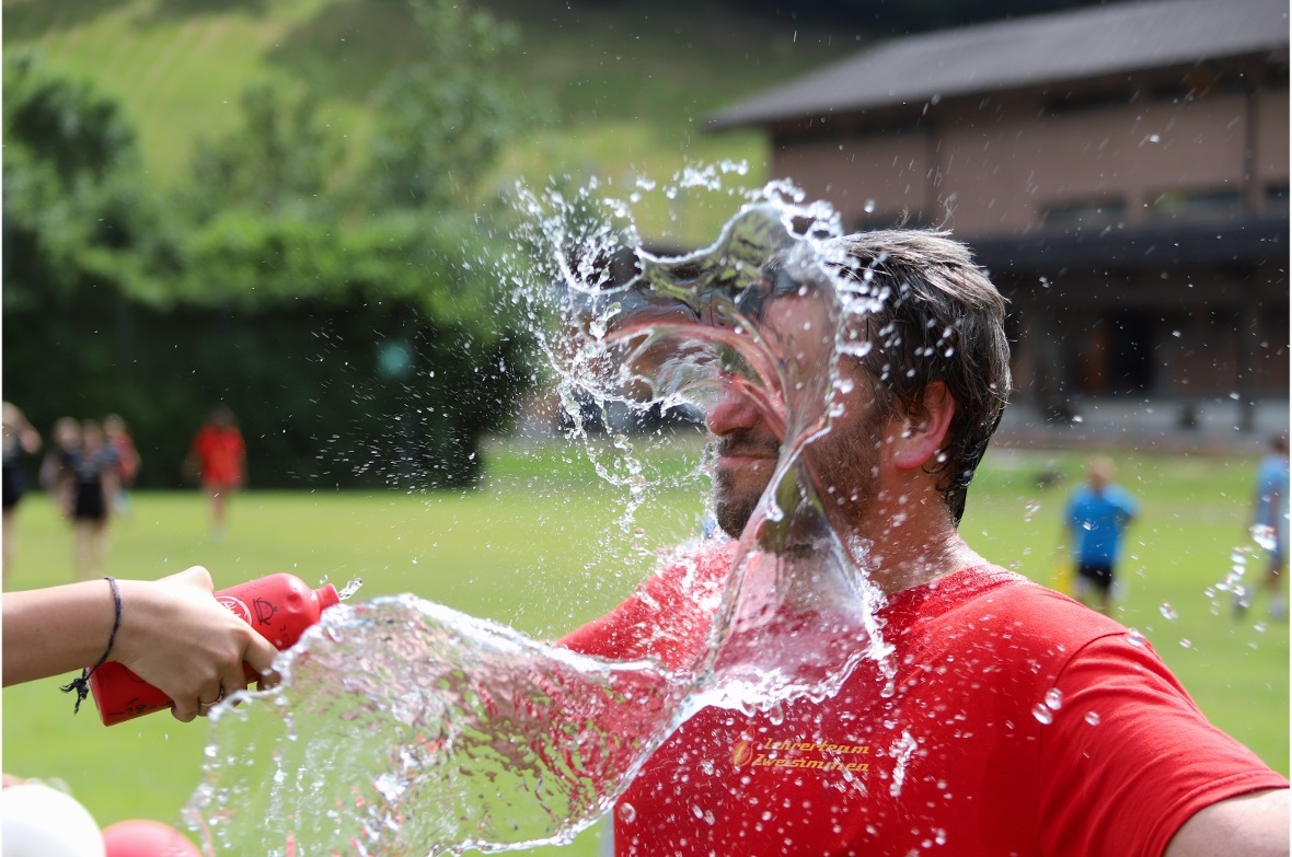 Einzige Regel bei der Wasserschlacht: alle werden nass, wie Lehrer Lukas Matti i...