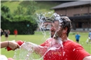 Einzige Regel bei der Wasserschlacht: alle werden nass, wie Lehrer Lukas Matti i...