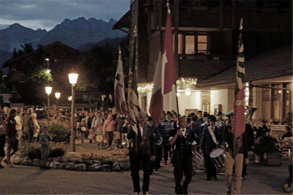 Einzug der Kinder mit ihren Fackeln.