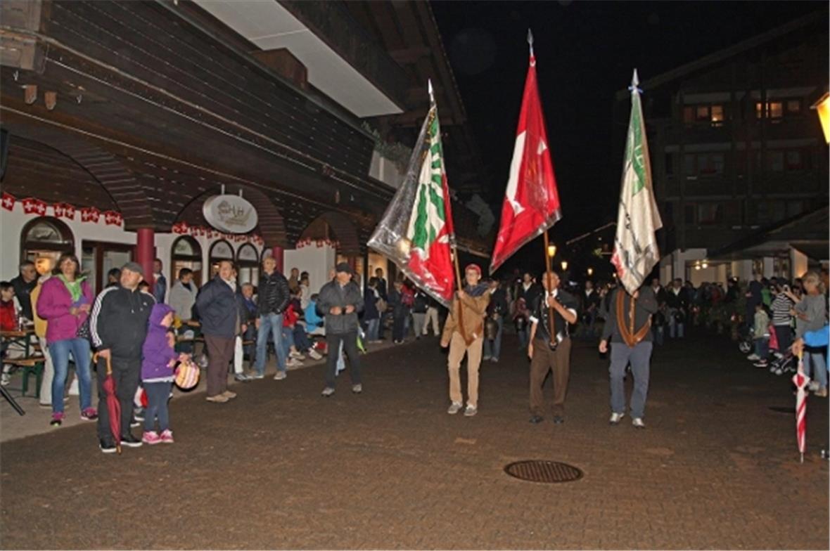 Einzug des Festumzuges auf den Kronenplatz.