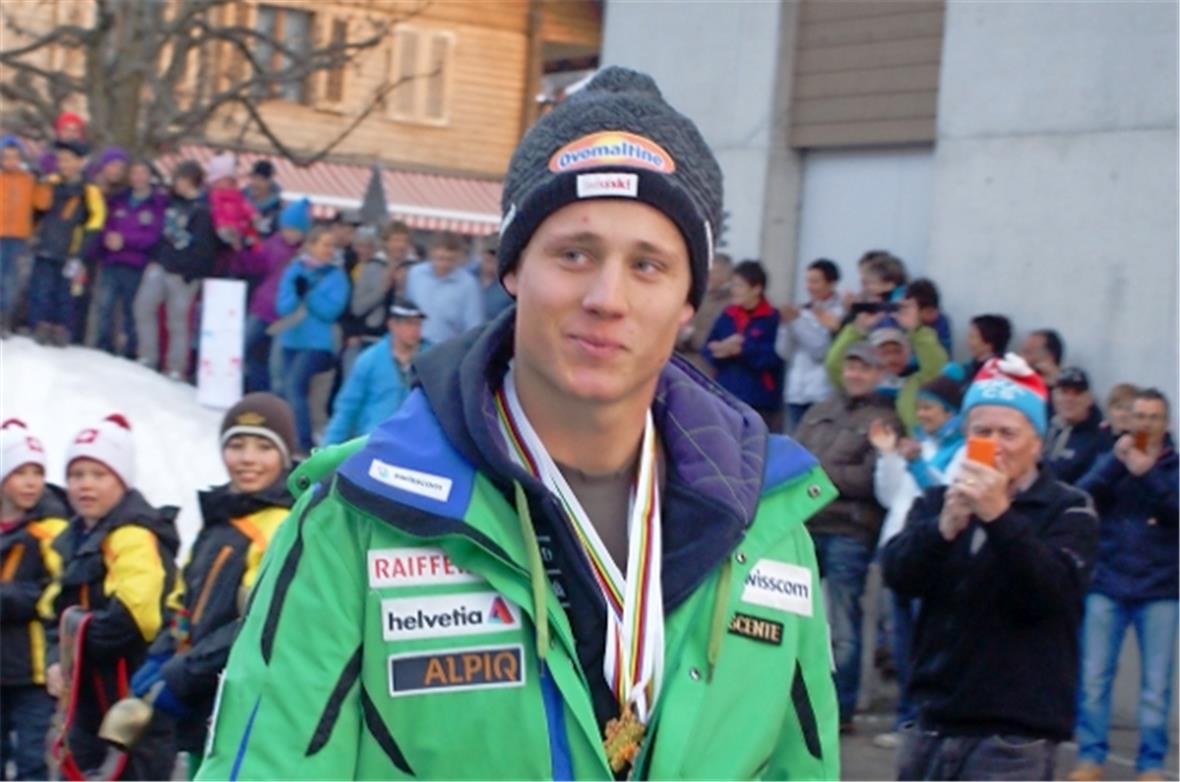 Einzug des Junioren-Abfahrts-Weltmeisters Nils Mani auf den Festplatz in Oey.