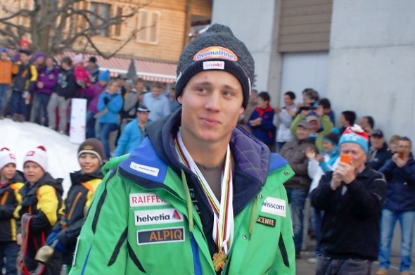 Einzug des Junioren-Abfahrts-Weltmeisters Nils Mani auf den Festplatz in Oey.