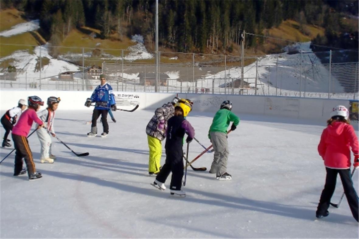Eishockey mit Simon Bowee.