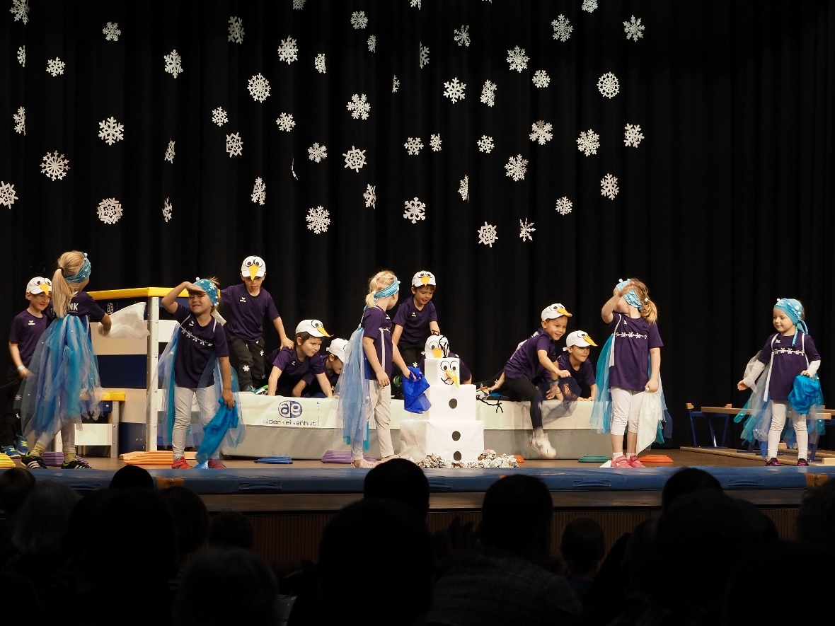 Eisprinzessinnen und Schneemänner: Die Kinder des Kinderturnens eröffneten den S...