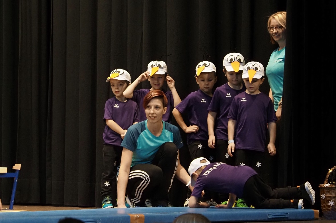 Eisprinzessinnen und Schneemänner: Die Kinder des Kinderturnens eröffneten den S...