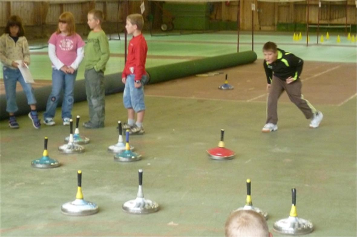 Eisstockschiessen in der Markthalle Zweisimmen.