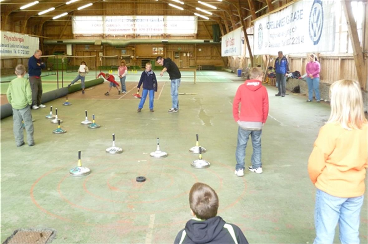 Eisstockschiessen in der Markthalle Zweisimmen.