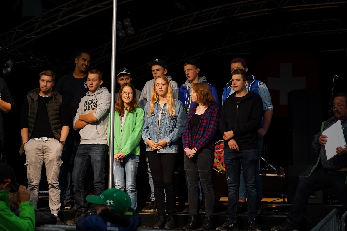 Elf der insgesamt 15 Jungbürger Boltigens hatte sich auf der Bühne im Festzelt v...