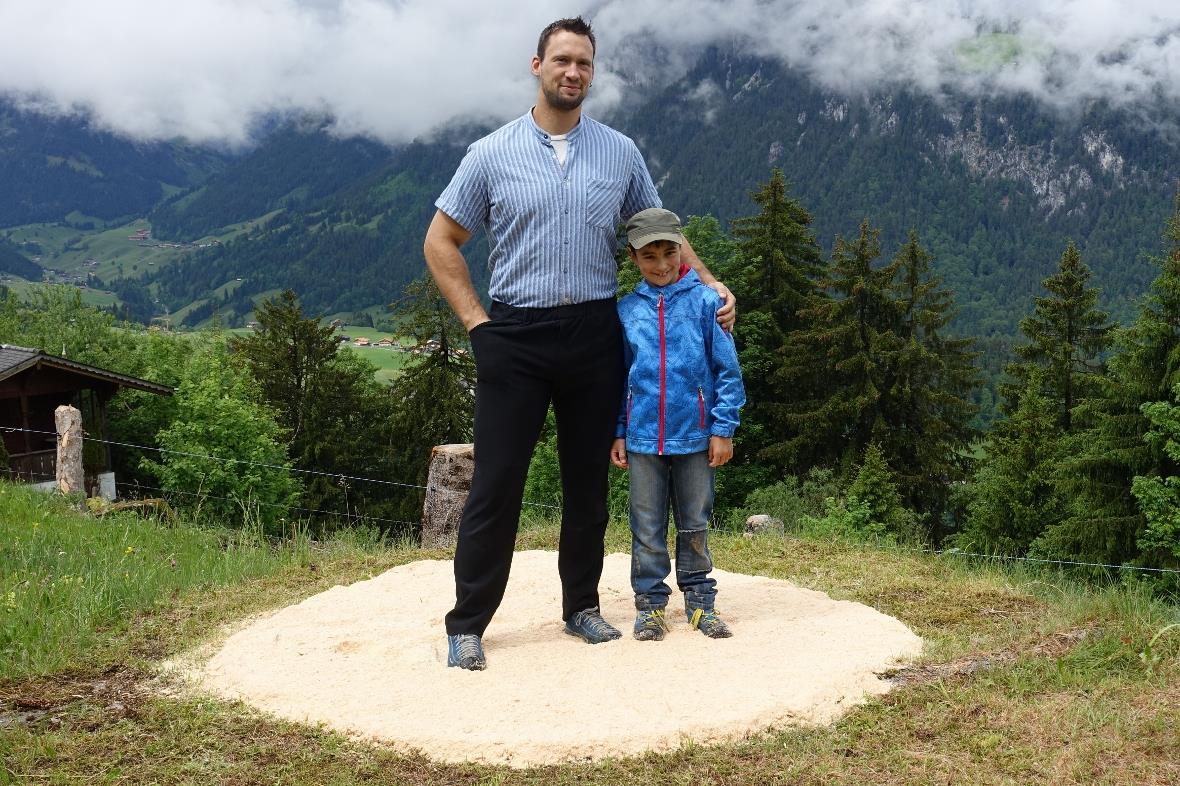 Elias Messerli liess sich voller Stolz mit Schwingerkönig Kilian Wenger im Mini-...