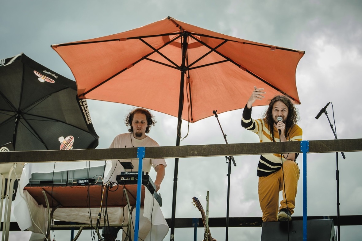 Elijah Salomon Soundsystem traten am zweiten Tag des Live at the Falls 2022 auf.