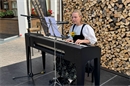 Elina am Klavier