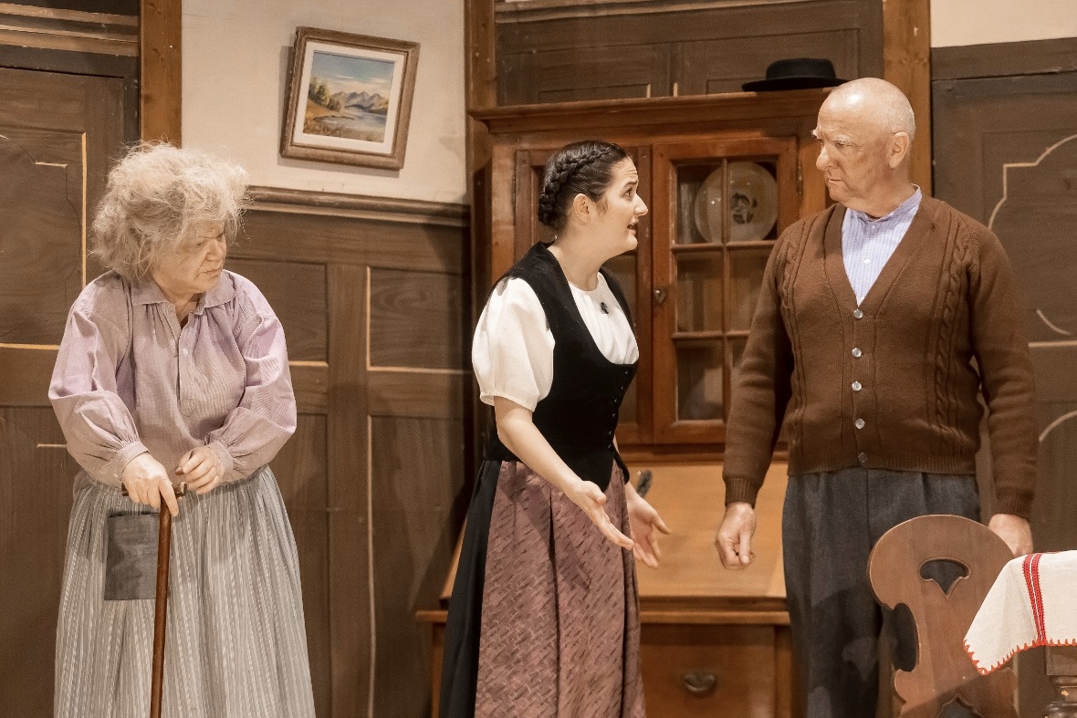 Elisi (Silvia Dummermuth) hört zu wie Meieli (Nina Rieder) und Hannes (Ueli Jenn...