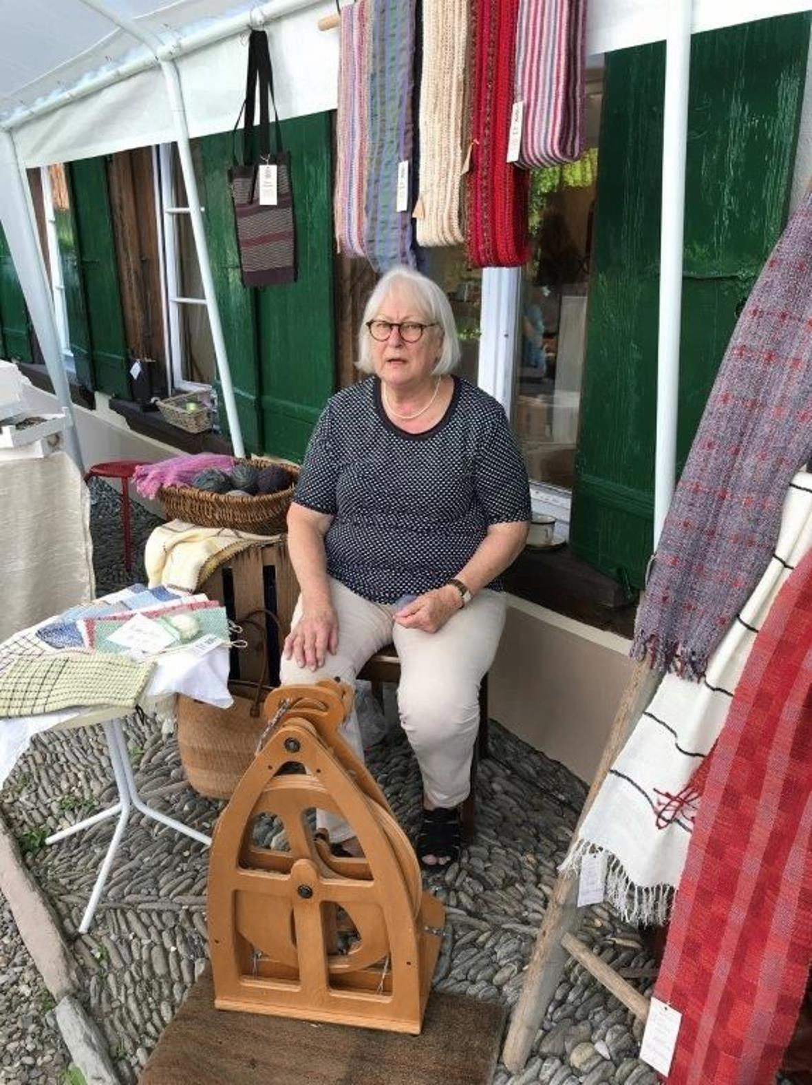 Elsbeth Trösch spinnt Merinowolle.