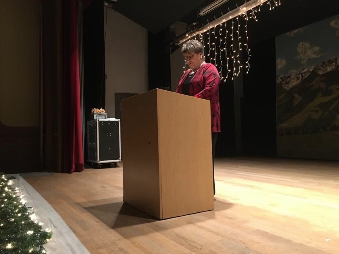 Elsbeth Zeller beim Erzählen der Weihnachtsgeschichte.