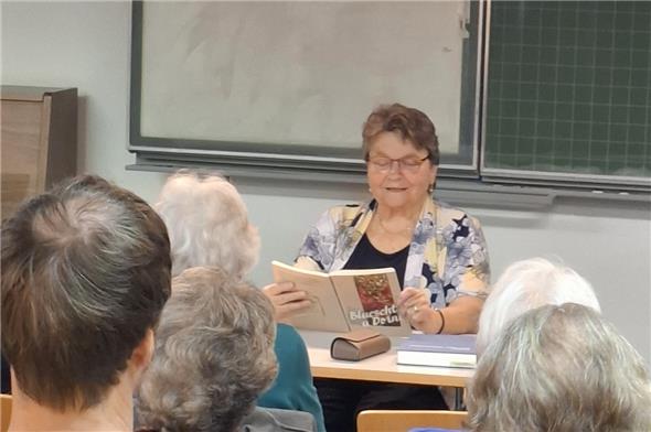 Elsbeth Zeller las eine Textauswahl und eröffnete die Veranstaltungsreihe.