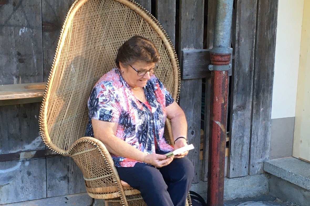 Elsbeth Zeller liest uns vor.