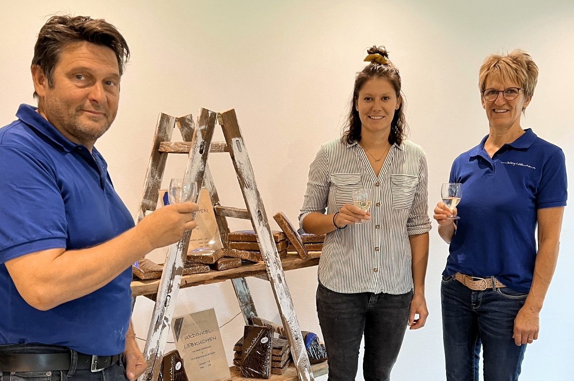 Emanuel und Monika Kammer stiessen mit Seraina Egli (Mitte) auf die Eröffnung an...