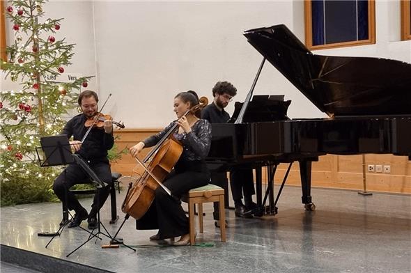 Emanuele Brilli, Violine, Matilde Michelozzi, Cello, und Sergio Costa, Piano, hielten die Zuhörerinnen und Zuhörer in Bann mit ihren Interpretationen von Schumann und Beethoven.