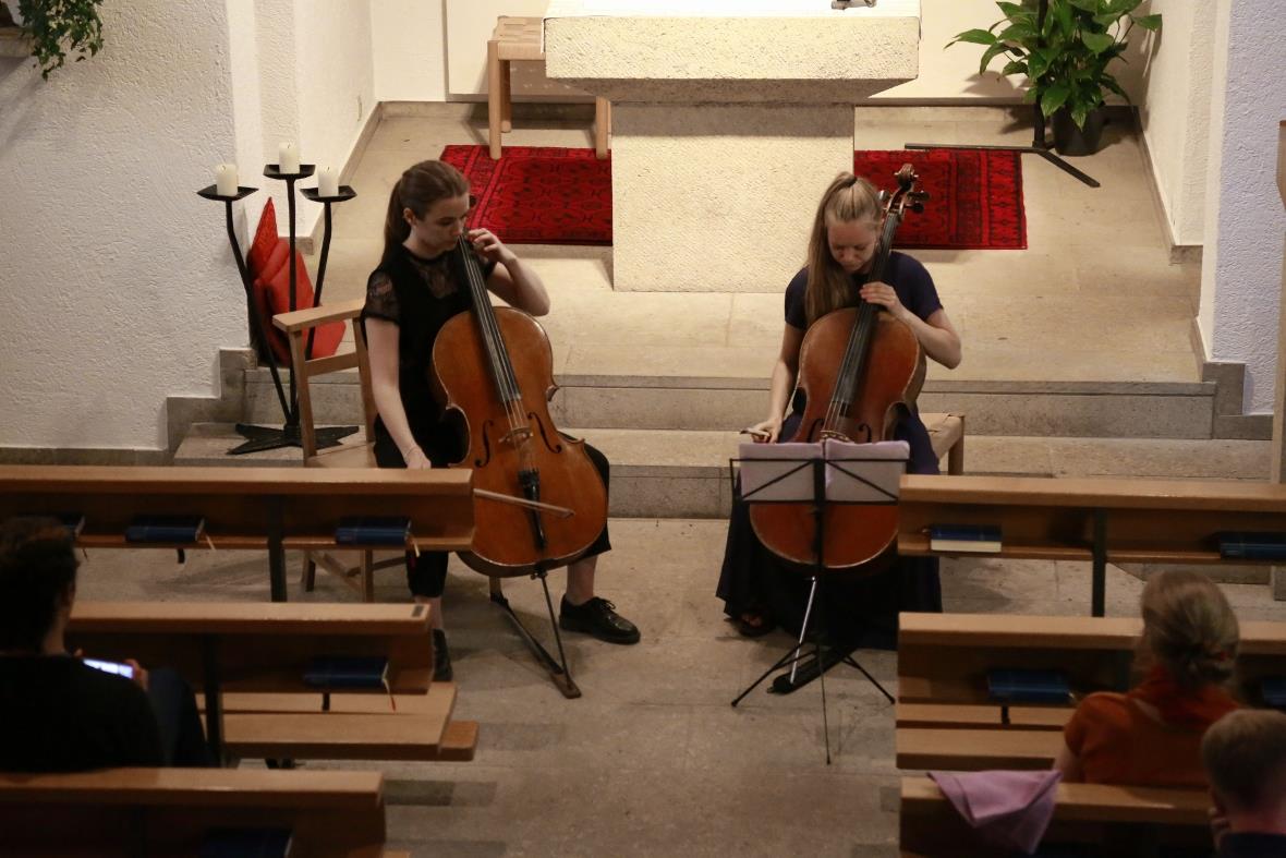 Emma Warmelink und Yunah Prost beide Violoncello am Studierenden Konzert in der ...