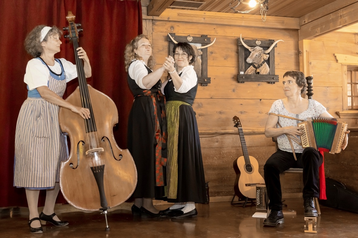 Emotional, lustig und mit viel Augenzwinkern haben Martina Genge (Bassgeige), Christine Lüthi-Küng (Gesang und Jodel), Sibylle Süess-Aeby (Gesang und Jodel) und Sandra Schaerer (u.a. Schwyzerörgeli) ihre Vorträge gesungen.