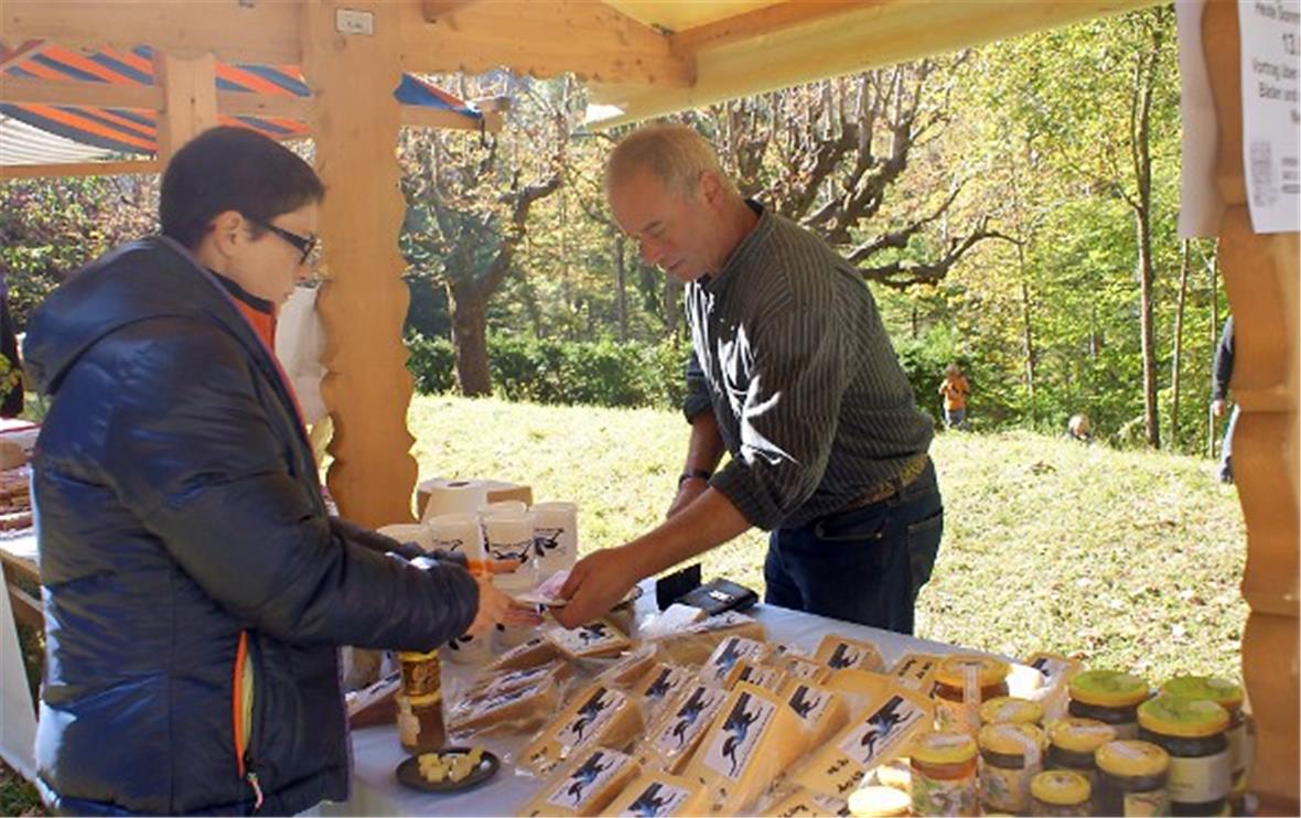 Emsiges Markttreiben an historischer Stätte: Wo einst die holländische Königin Wilhelmine und ihre Tochter einen Kuraufenthalt verbracht haben, traf man sich über das vergangene Wochenende zum Morgeten-Alpkäsemarkt.