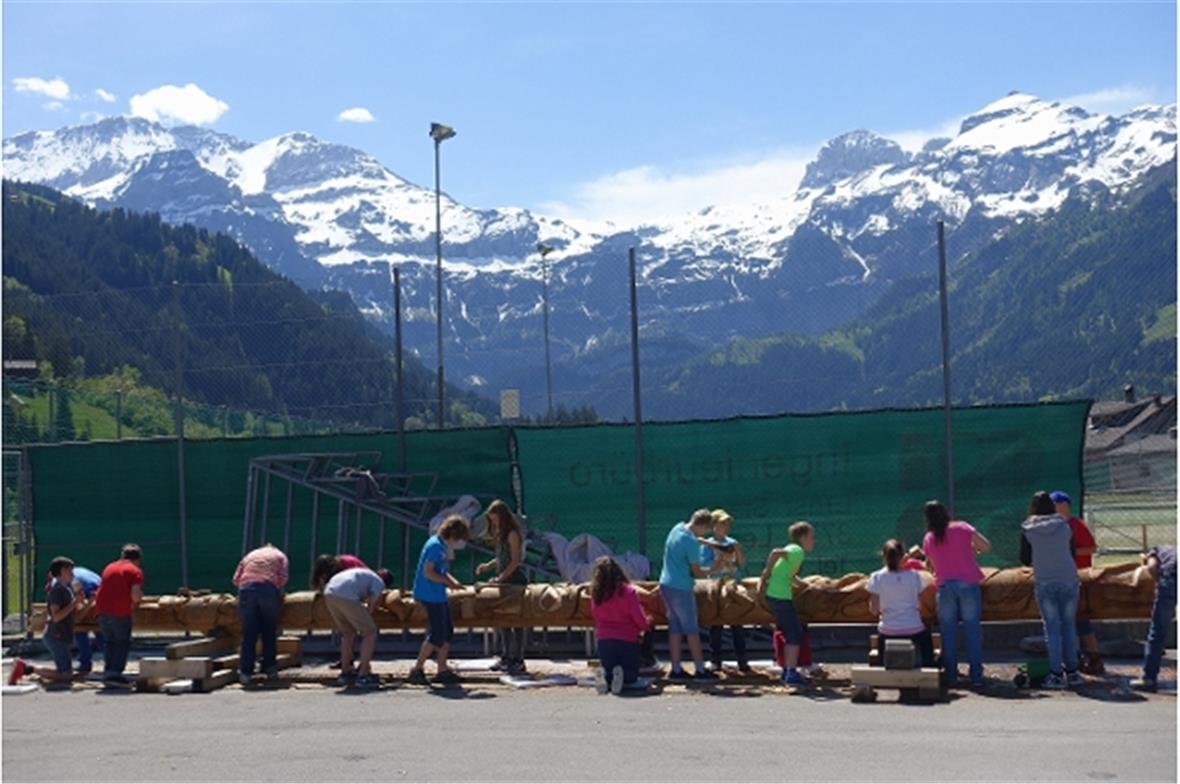 Emsiges Schaffen der Lenker Fünft- und Sechstklässer am Totempfahl.