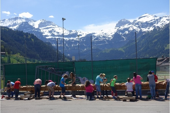 Emsiges Schaffen der Lenker Fünft- und Sechstklässer am Totempfahl.