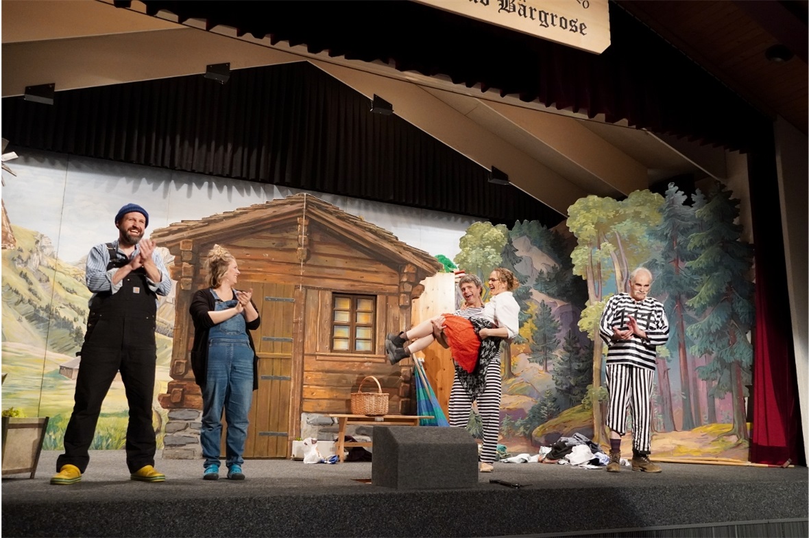 Ende gut, alles gut – doch wer hat den roten Rock?