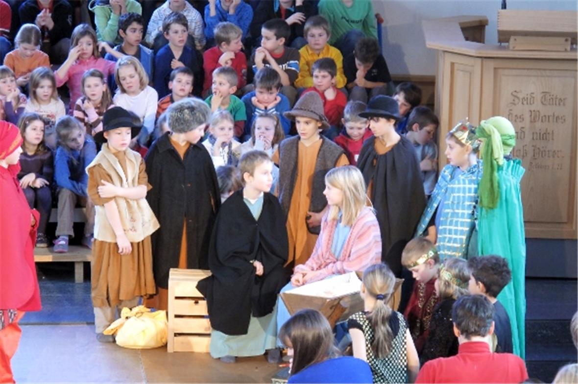 Endlich sind alle im Stall bei der Heiligen Familie eingetroffen.