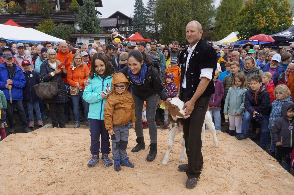 Enea Notargiacomo aus Winterthur gewinnt im Wettbewerb das herzige Kuhkälblein. ...