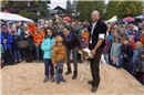 Enea Notargiacomo aus Winterthur gewinnt im Wettbewerb das herzige Kuhkälblein. ...