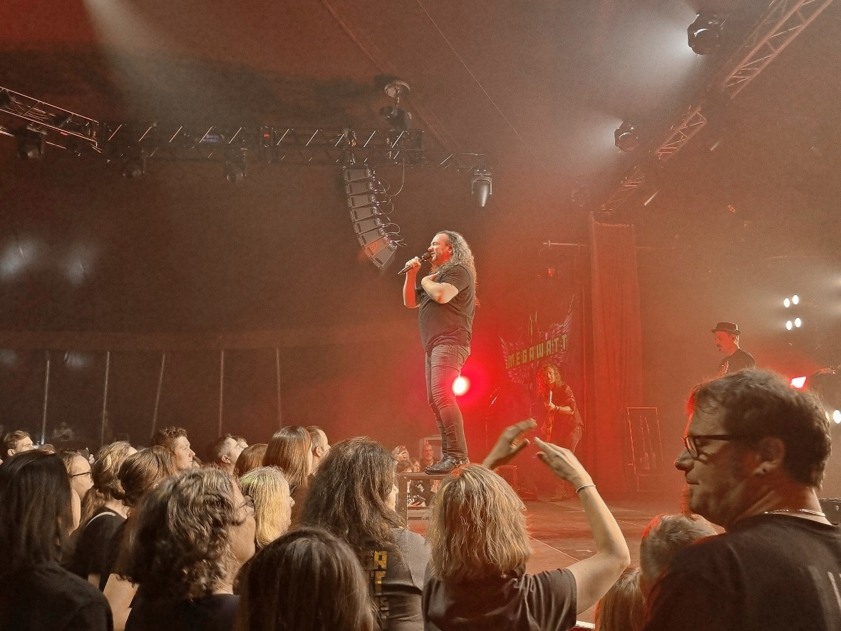 Energiebündel, Frontmann und Sänger Thomas Graf hielt das Publikum von der erste...